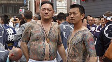 Muži na festivalu Sanja Matsuri v Tokiu předvádějí své tradiční japonské...