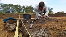 Archeolog u kosterního nálezu.