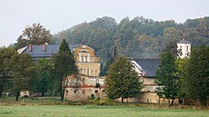 Kostel a zámek v Kobylé