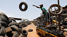 Firma nigerijské podnikatelky vykupuje ojeté gumy hlavn od sbra odpadk,...