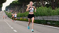 Moira Stewartová na trati půlmaratonu v Římě