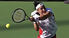 Tunisanka Ons Dabúrová hraje bekhend na turnaji v Indian Wells.