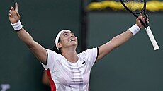 Tunisanka Ons D�abúrová slaví postup do semifinále turnaje v Indian Wells.