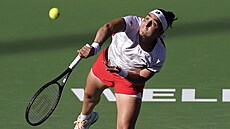 Tunisanka Ons Dabúrová podává na turnaji v Indian Wells.