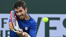 Brit Cameron Norrie hraje bekhend na turnaji v Indian Wells.