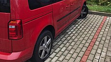 Neznámý pachatel propíchal pneumatiky desítkám aut na Ji�ním M�st�. (14. �íjna...