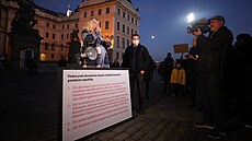 Protest ped Praským hradem proti chování úedník Kanceláe prezidenta...