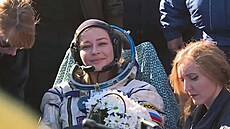 Herečka Julija Peresildová po návratu z Mezinárodní vesmírné stanice. (17....