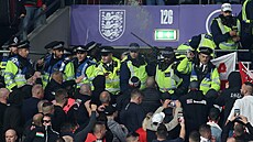 Maďarští fanoušci se dostali do potyčky s britskou policií.