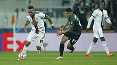 Alex Teixeira z Besiktase vede balon v duelu se Sportingem. Stíhá ho Pedro...