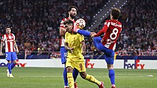 Antoine Griezmann (Atlético) za tento faul na Roberta Firmina z Liverpoolu...