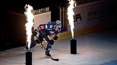 Jaromír Jágr vjíždí na led.