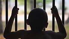 Dít� za m�í�emi. Ilustra�ní foto.