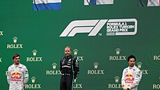 Ti nejlepí Velké ceny Turecka. Uprosted je vítz Valtteri Bottas, po pravé...