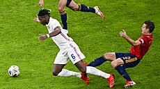 Francouz Paul Pogba (vlevo) bhem finále Ligy národu proti panlsku.