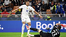 Francouz Kylian Mbappe pekonává panlského brankáe Simóna a posílá svj tým...