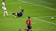 Francouz Kylian Mbappe překonává Simóna a dává vítězný gól finále Ligy národů...