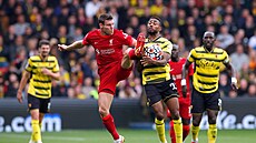 James Milner z Liverpoolu v souboji o mí s watfordským Emmanuelem Dennisem.