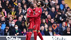 Sadio Mane (vlevo) slaví s parákem Mohamedem Salahem svj otevírací gól v...