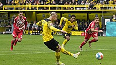 Erling Haaland pidává z penalty druhý gól Dortmundu v bundesligovém utkání...