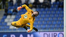 Branká� Mladé Boleslavi Jan �eda v akci p�i utkání s Bohemians.
