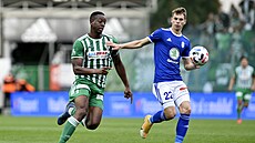 Ibrahim Keita z Bohemians (vlevo) jde do souboje o mí� s Davidem Doud�rou z...