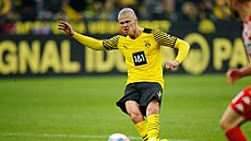 Erling Haaland v nastavení zvyuje svým druhým gólem vedení Dortmundu nad...