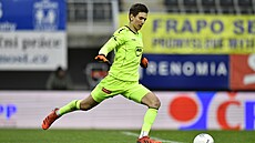 Výkop jabloneckého branká�e Tomá�e Vajnera v utkání s �eskými Bud�jovicemi.