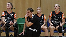 Mostecký trenér Adrian Struzik smutní spolu s hráčkami na lavičce.