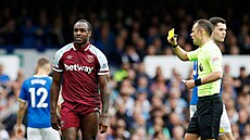 Michail Antonio z West Hamu obdrel od rozhodího lutou kartu v utkání s...