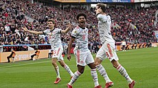 Serge Gnabry z Bayernu (uprosted) slaví se spoluhrái pátý gól do sít...