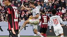 Thomas Müller dává Leverkusenu třetí gól.
