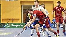 Tom Ondrušek bojuje o míček s Finem Mikko Leikkanenem na turnaji Euro Floorball...