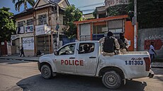 Haitská policie projídí hlavním mstem Port-au-Prince. (18. íjna 2021)