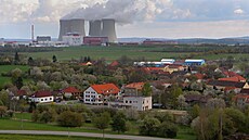 Obec Temelín stojí na dohled od jaderné elektrárny.