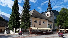 Pozdně gotický kostel je dominantou městečka Kranjská Gora.
