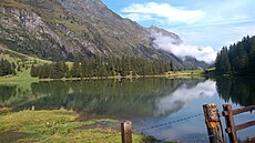 Pro zpest�ení odbo�ím k Hintersee, k�i��álov� pr�zra�nému horskému jezeru.