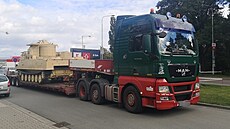 Dv patn zaparkovaná auta zablokovala taha s pásovým vozidlem.