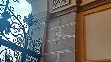 Libereckou radnici potísnil vandal bílou barvou.