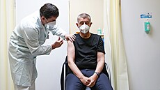 Premiér Andrej Babi� se nechal nao�kovat t�etí dávkou vakcíny. (14. �íjna 2021)