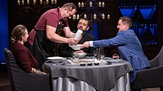 Maro servírující porot degustaní porce svého romantického menu s lanýi.