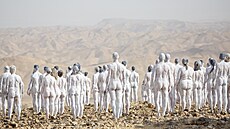 Tři sta nahých Izraelců pózovalo u Mrtvého moře.  Americký fotograf Spencer...