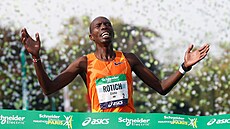 Elisha Rotich vítzí v Paíském maratonu.