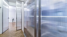 Vstupní chodba je v celé své délce prosv�tlena skrze p�í�ku z kom�rkového...