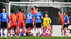 Vel�ský fotbalista Aaron Ramsey hlavi�kuje  v duelu s Estonskem. Z dorá�ky poté...