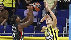 Jan Veselý (vpravo) z Fenerbahce Istanbul v souboji s   Isaiahem Canaanem z...