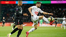 Jimmy Cabot (vpravo) z Angers sledovaný Kylianem Mbappém z PSG.