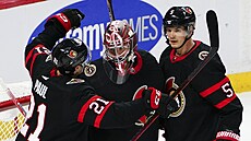 Hokejisté Ottawy (zleva) Nick Paul, Filip Gustavsson a Nick Holden se radují z...