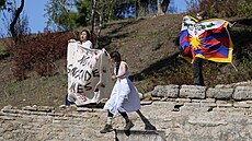 V ecké Olympii byl pi tradiním slavnostním ceremoniálu zapálen ohe pro...