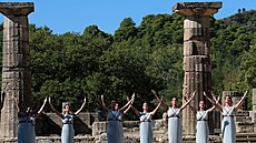 V ecké Olympii byl pi tradiním slavnostním ceremoniálu zapálen ohe pro...